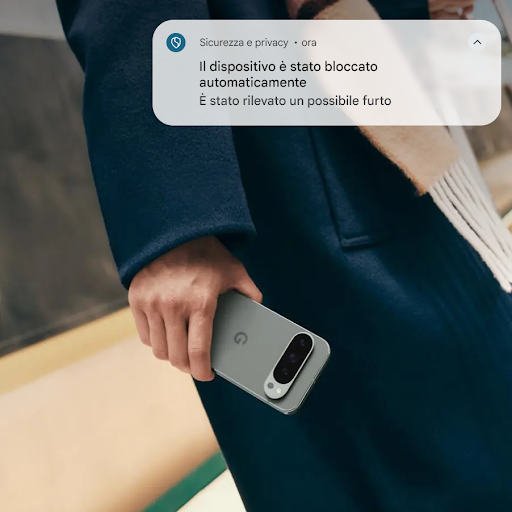 Sull'immagine di una persona che tiene in mano uno smartphone, è presente l'overlay di un riquadro di messaggio trasparente con la scritta: "Sicurezza e privacy. Adesso. Il tuo dispositivo è stato bloccato automaticamente. È stato rilevato un possibile furto in base al movimento del dispositivo".