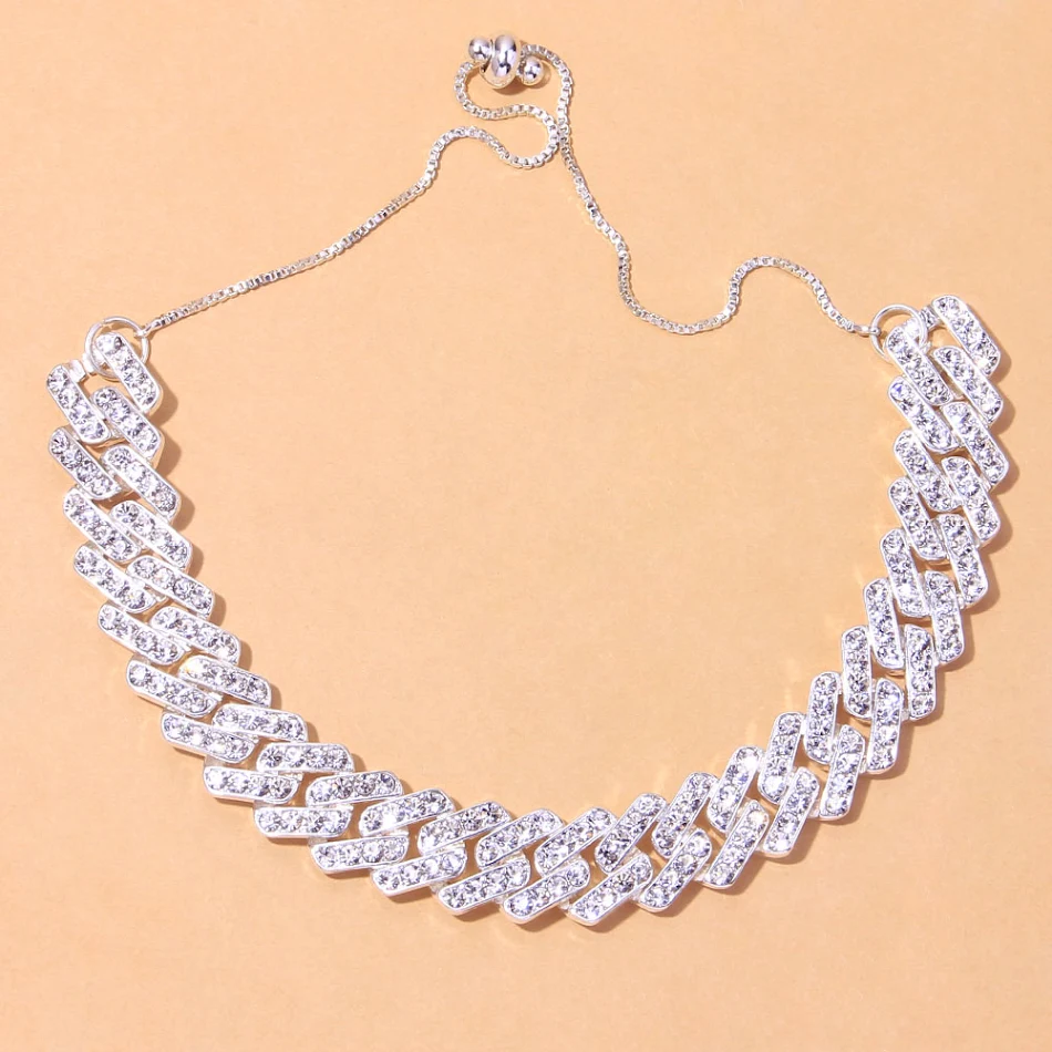 Chaîne de cheville cubaine carrée ajustable, sertie de diamants et à cordon, pour un style étincelant et une élégance intemporelle.