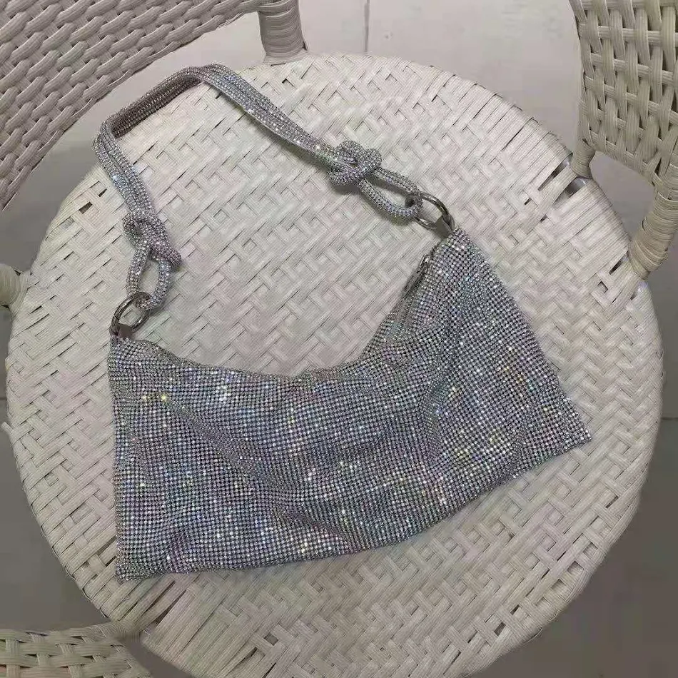 Ženska ručno izrađena pufnasta torba za rame sa šljokicama i cirkonima, elegantna i privlačna za posebne prilike.