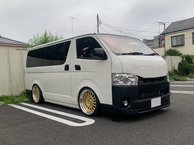 ハイエースバンのタイヤ交換完了・225/35/R19に関するカスタム事例の投稿画像1枚目