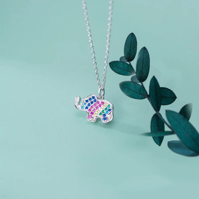 Collier éléphant en strass Un bijou élégant et étincelant pour femmes. Rehaussez votre style avec ce collier unique et glamour.