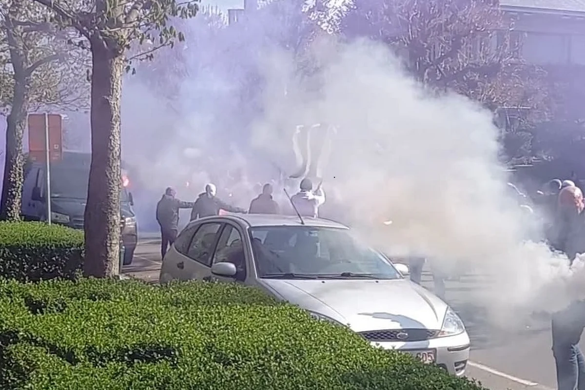 🎥 Fans Seraing moedigen hun spelers nog een laatste keer aan voor cruciaal duel