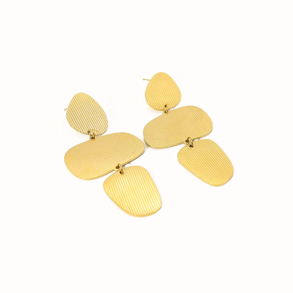 Boucles d'oreilles femme en acier titane brossé, motif géométrique et coutures. Élégance et légèreté pour toutes occasions.