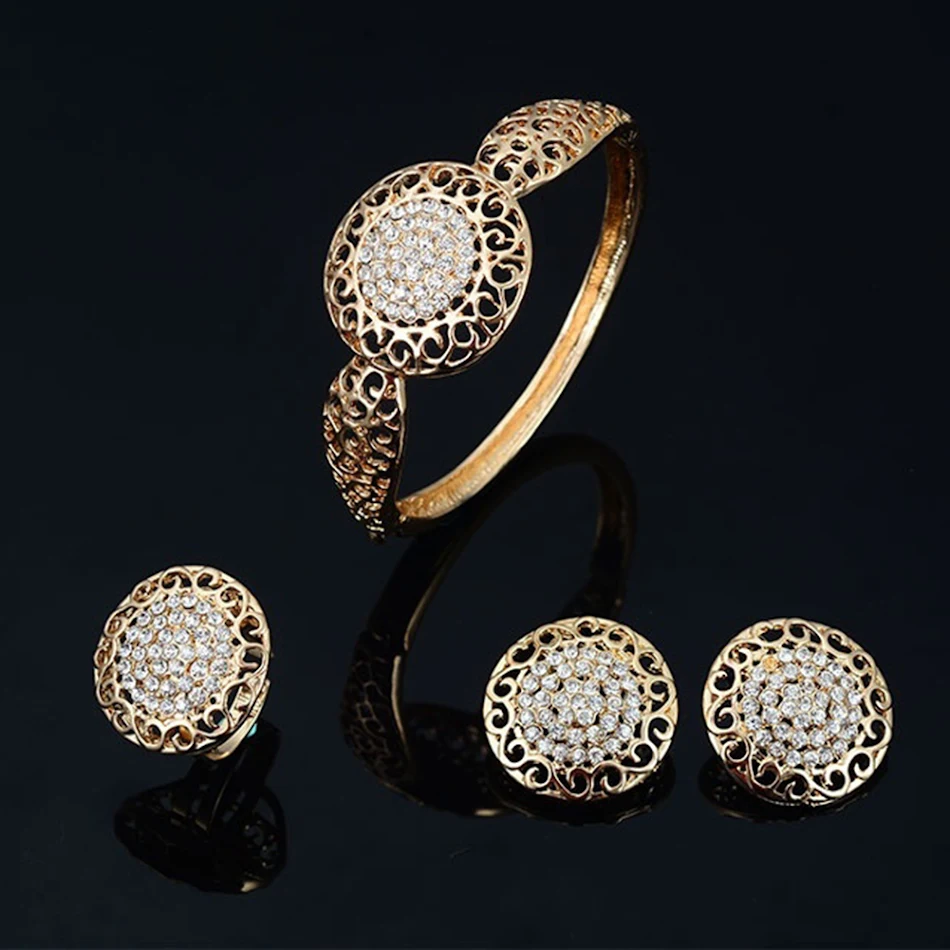 Ensemble de Bijoux 4 Pièces Collier Boucles d'Oreilles Bague Bracelet Élégant Idéal Cadeau ou Usage Quotidien Design Raffiné et Tendance