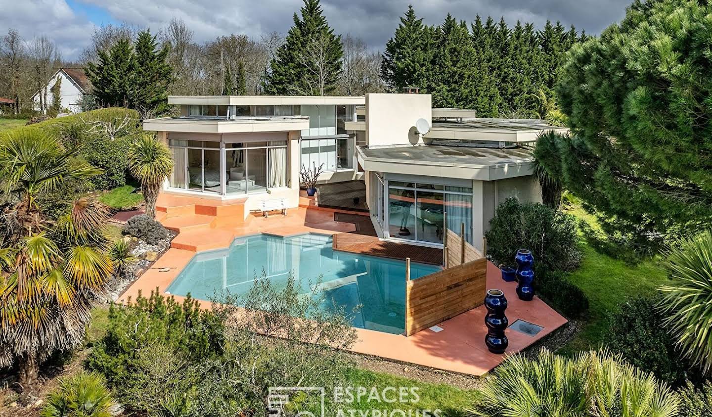 House with pool and terrace Maurens