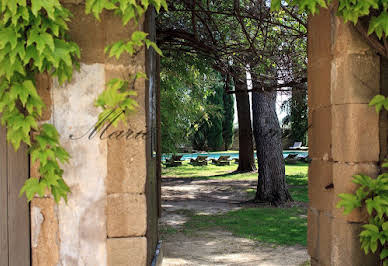 Propriété avec piscine et jardin 15