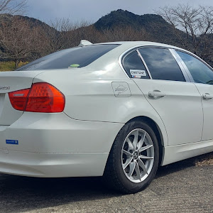 320i