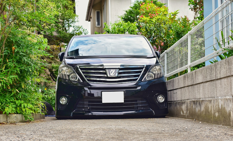 アルファードのフェンダー加工・失敗作・DIY・車高調整・洗車したい…に関するカスタム事例の投稿画像1枚目