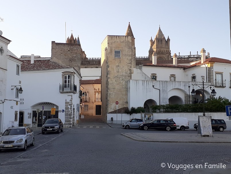 Evora, place da porta de moura