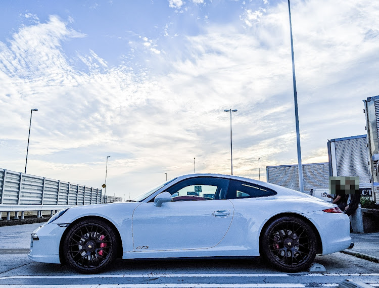911 クーペの真横ショット・ポルシェ・911CarreraGTSに関するカスタム事例の投稿画像1枚目