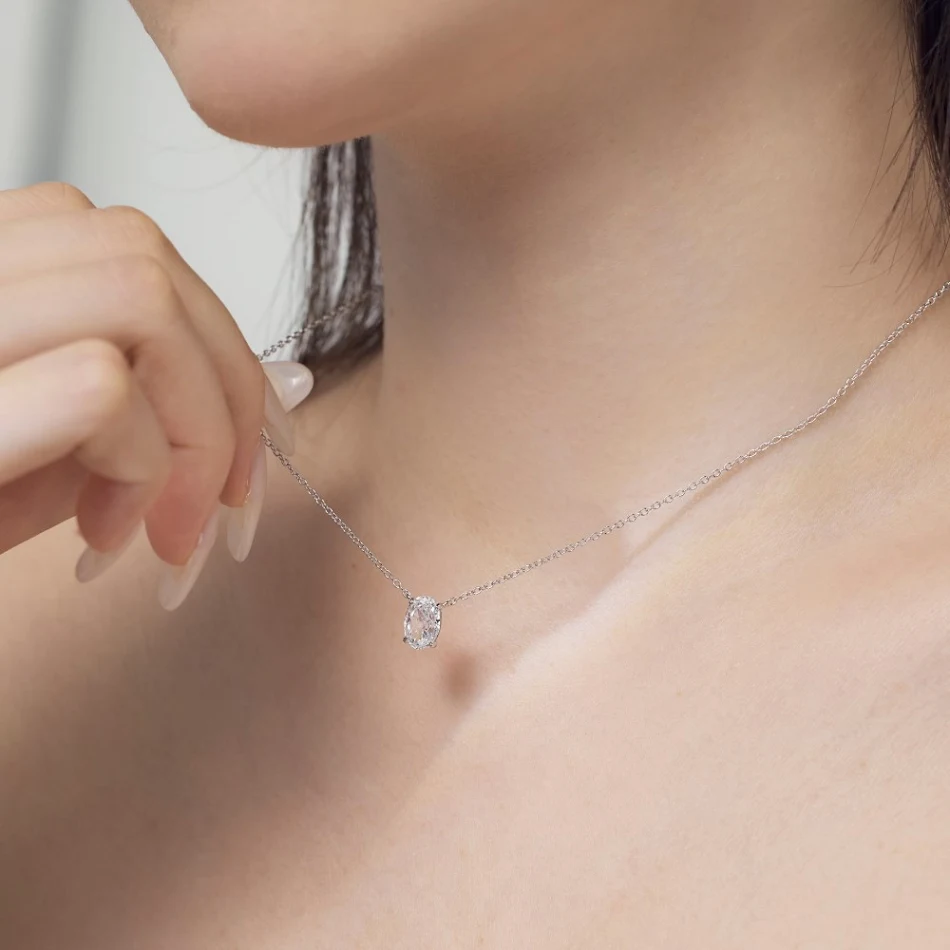 Minderheid fashion ketting, S925 zilver, witte Denier, ovaal ijsbloem cut 8A enkele diamant design. Unieke look.