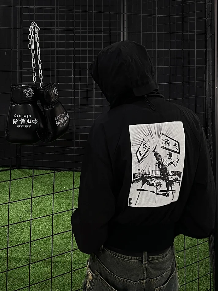 Herren Kapuzen-Top mit Rückstoß-Patch, sonnenfest, ideal für Sonnenschutz und Outdoor-Aktivitäten mit bequemem Design.
