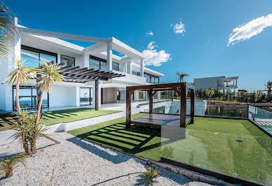 Villa with pool and garden 2