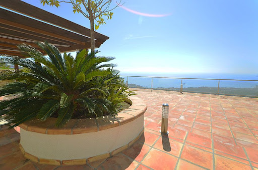 Villa with pool and terrace 3