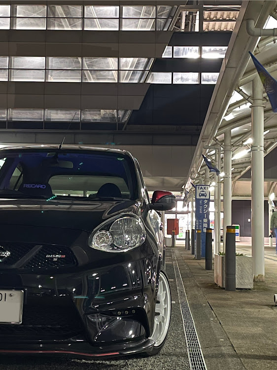 マーチの愛車の半顔が見たい・洗車したい病・駅前撮影・ローアングルショットに関するカスタム事例の投稿画像1枚目