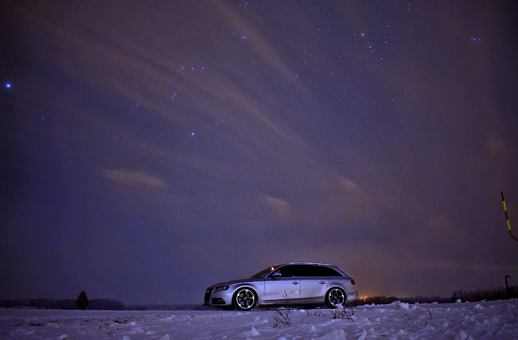 A4 アバントのアウディＡ４アバント・夜撮・車小さいに関するカスタム事例の投稿画像1枚目