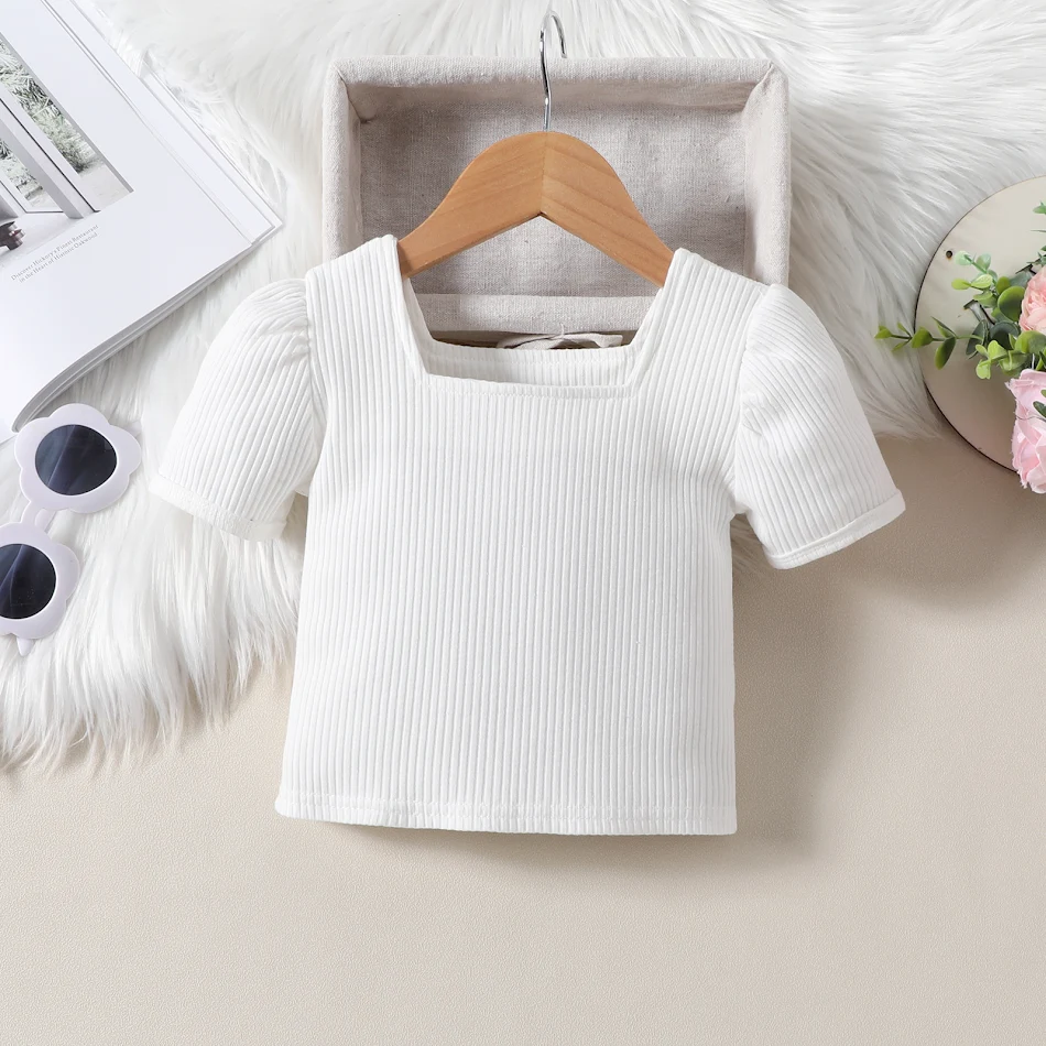 Ensemble top manches courtes bouffantes en tissu côtelé et jupe-short à carreaux irréguliers, parfait pour un style tendance et estival