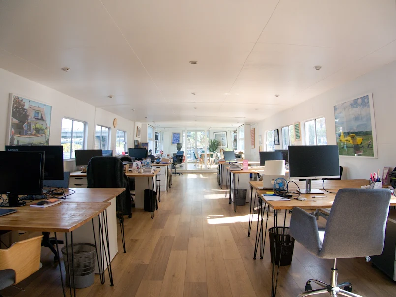 Bureau lumineux, tables de travail multiples. Péniche à vendre à Levallois-Perret (785000 € - 240 m²)