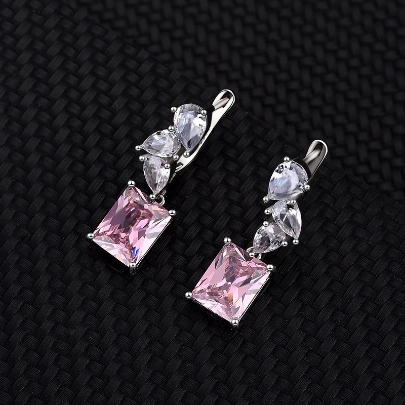 Roze edelsteen driedelig pak & vierkante zirkonium ring. De perfecte combinatie voor een stijlvolle uitstraling en elegantie.