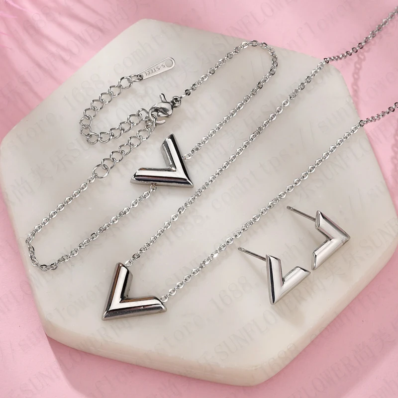 Roestvrij stalen sieradenset met eenvoudige V-vormige ketting, armband en oorknopjes. Stijlvol en duurzaam voor dagelijks gebruik.