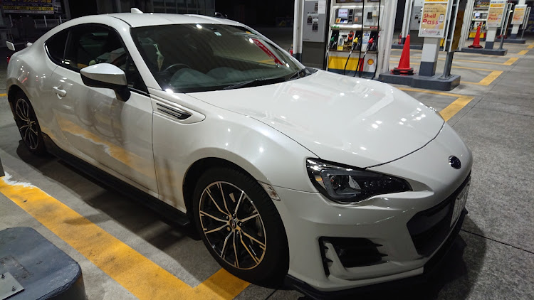 BRZのガソリンスタンドは盛れる・ガソリン満タン・艶々ボディ・白いスバル車に関するカスタム事例の投稿画像5枚目