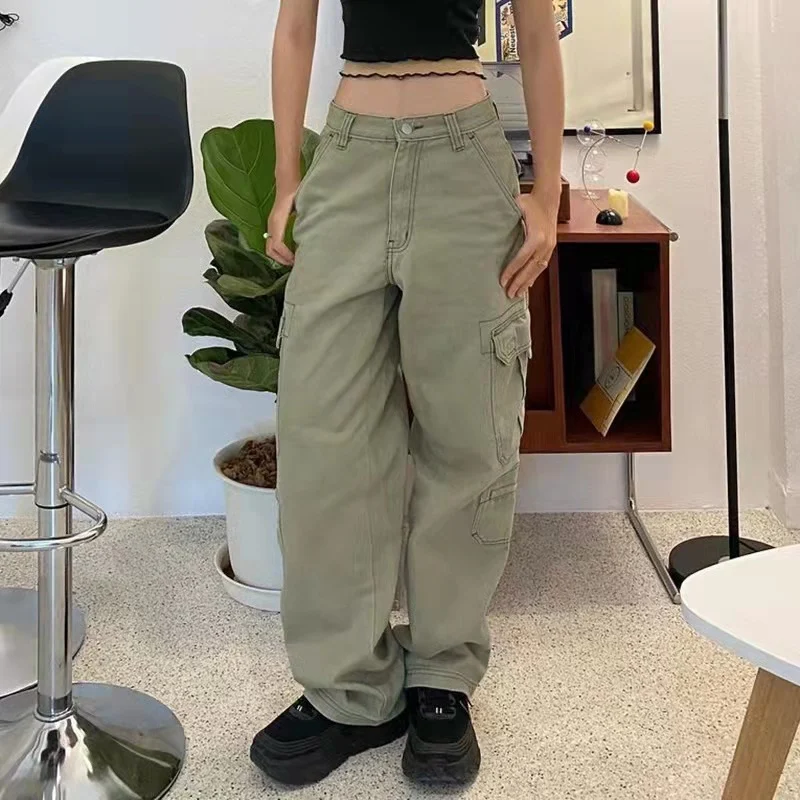 Jeans de mujer de talle bajo, holgados, con bolsillos y corte recto. Estilo casual y elegante para un look moderno y cómodo.