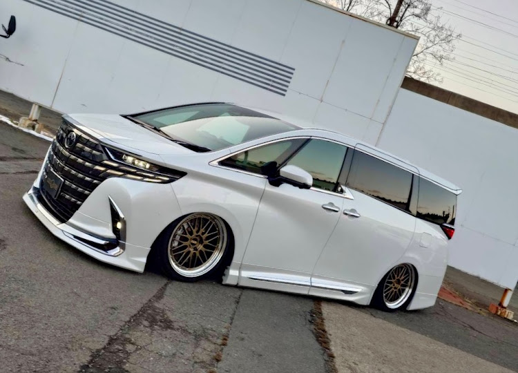 アルファードのauto messe・KAZ-SUS・J-LINE・Bremboに関するカスタム事例の投稿画像1枚目