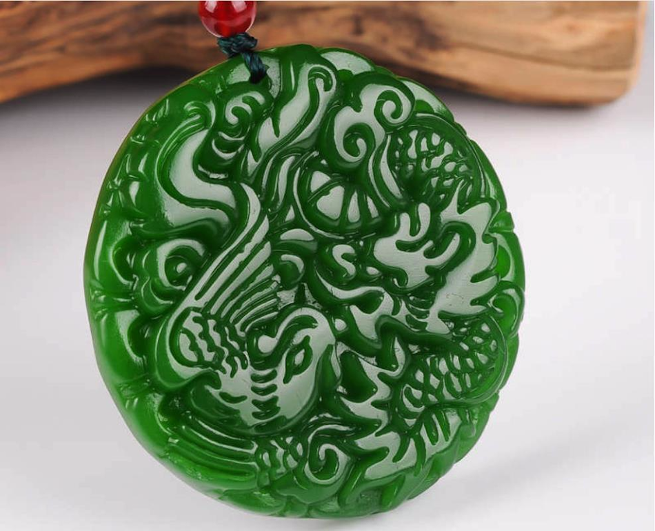 Modieuze Spinazie Groene Hetian Jade Hanger, een stijlvol accessoire dat je stijl verbetert met de natuurlijke schoonheid van jade.