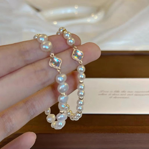 Title 3, Pearl Clover Bracelet Exquisite Bracelet. Enhan...