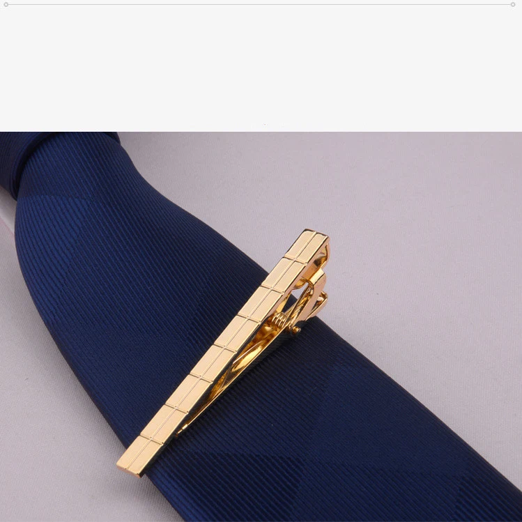 Pince à cravate en métal doré pour costume d'affaires mariage marié. Accessoire de col élégant. Design intemporel et raffiné pour homme.