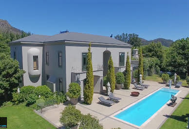 Maison avec piscine et jardin 10