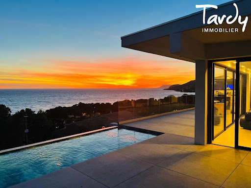 Villa avec piscine et terrasse 1