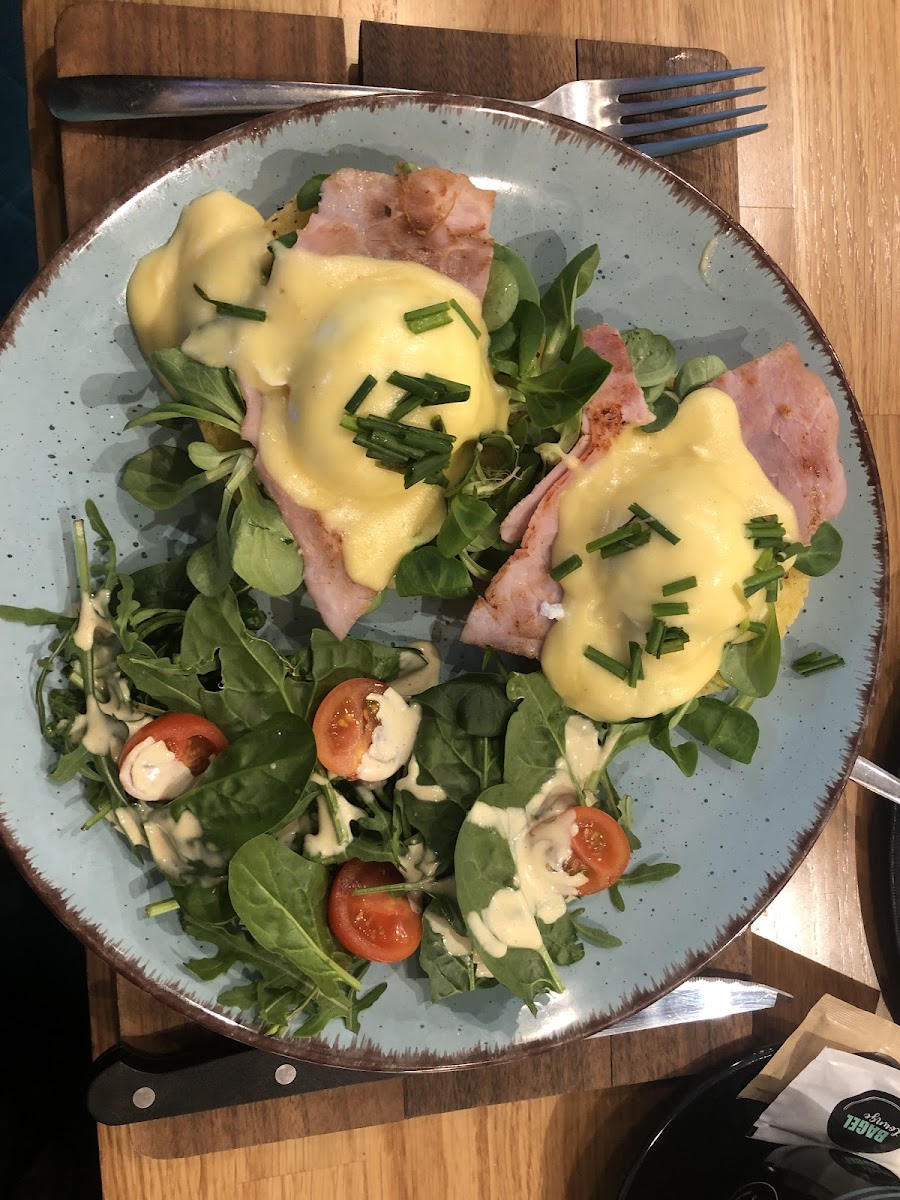 Gf bagel with ham, poached eggs and benedict sauce. Rocket salad