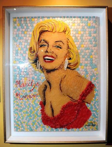 Nàng Marilyn Monroe quyến rũ với bức chân dung làm từ kẹo và kẹo dẻo