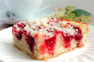 Delicious Cherry Cake with Crumb Topping