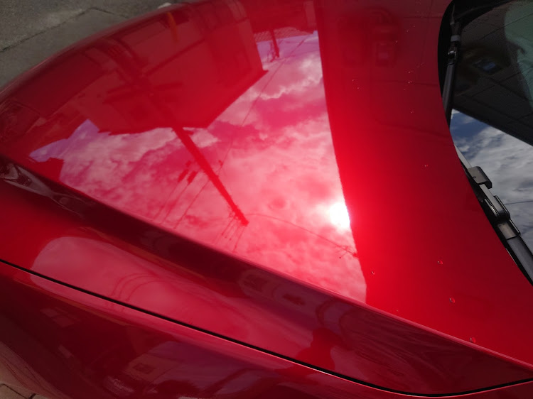 MAZDA3のソウルレッドクリスタルメタリック・オススメのケミカル紹介・ビューティフルカーズイージーグロスコートナノ施工後・雨後のボディの状態・雨後の水滴が乾いても綺麗に関するカスタム事例の投稿画像7枚目