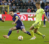 Un joueur du Dinamo Zagreb au centre d'un duel entre le Barça et le Real Madrid 