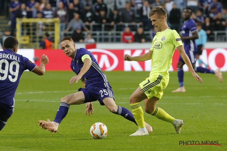 Un joueur du Dinamo Zagreb au centre d'un duel entre le Barça et le Real Madrid 