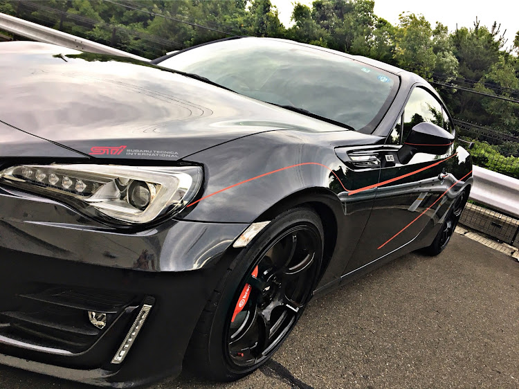 BRZの曇り・赤ライン・ダークグレーメタリックに関するカスタム事例の投稿画像1枚目