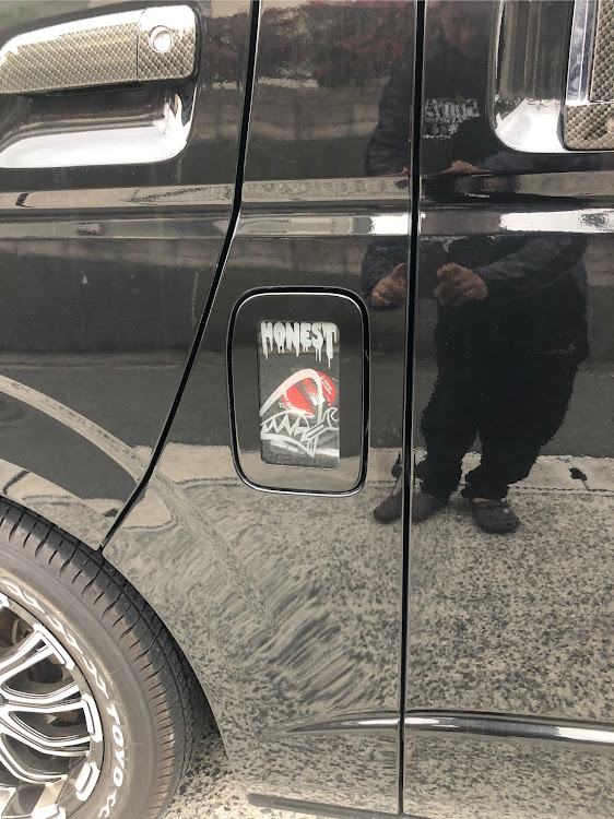 ハイエースワゴンのインテリアパネル・パールホワイト・ステッカー貼り・エセックスエンブレムに関するカスタム事例の投稿画像4枚目