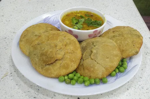 Matar Kachori [4 Pieces] With Aloo Sabji