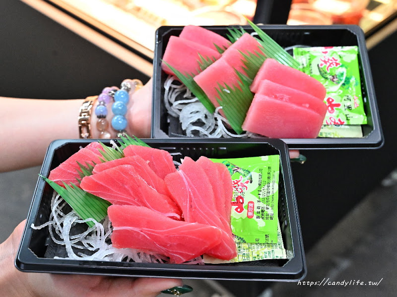 裕泰海產｜台中最狂海鮮批發市場在這裡！消費滿額生魚片加價購只要29元，還有小紅蟳5隻只要399，價格俗到不可思議！