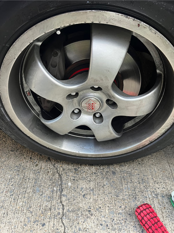 スカイラインの軽めの洗車・ホイール洗浄に関するカスタム事例の投稿画像2枚目