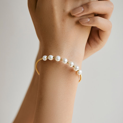 Title 6, Elegant Retro European and American Jewelry. En...