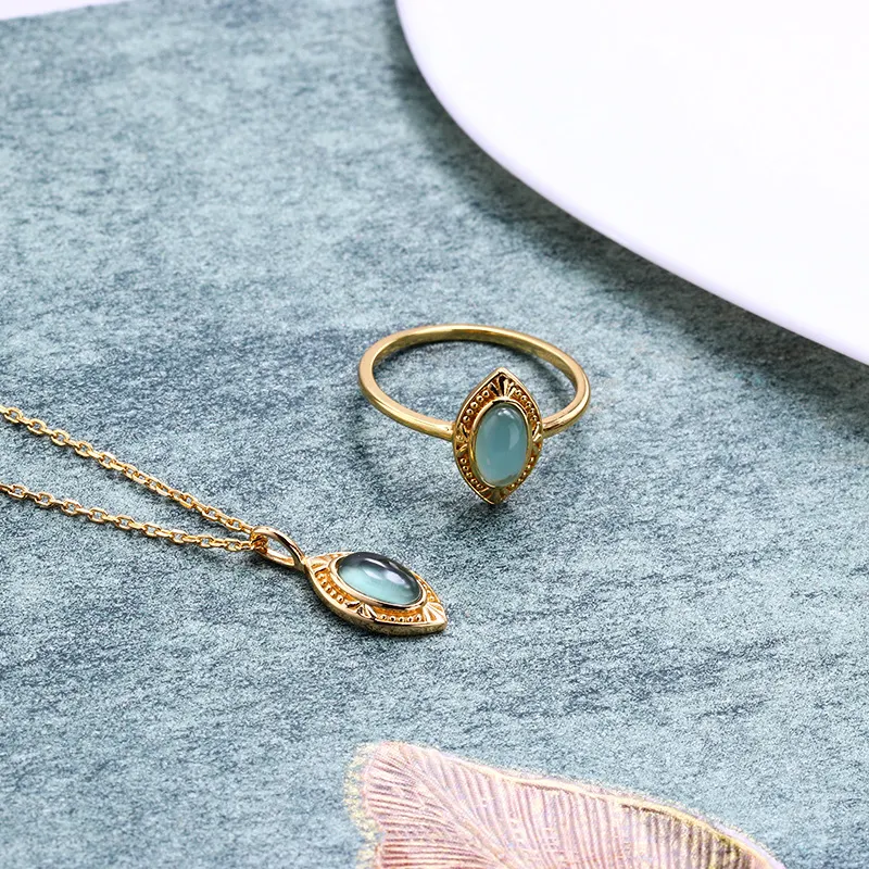 S925 Zilveren Ring met Prachtig Relief in Vintage Stijl. Een elegante en tijdloze ring, ideaal om een vleugje verfijning aan je outfit toe te voegen.