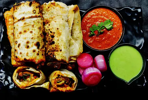 Paneer Tikka Roll With Gravy