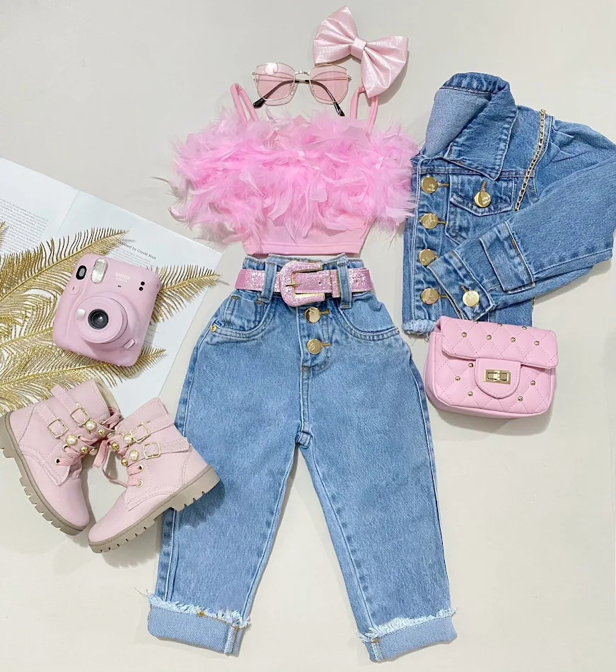 Nuevo traje de niña con top liso y pantalones vaqueros de mezclilla ideal para un look moderno y cómodo en cualquier ocasión.