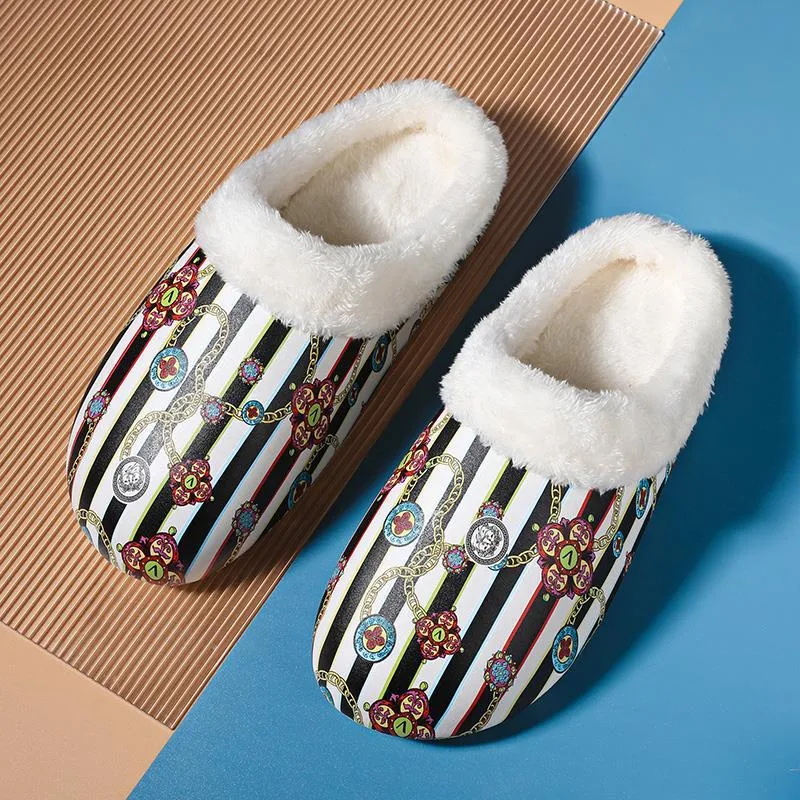 Chaussons en coton peluche imperméables et antidérapants pour couples. Confort et sécurité assurés pour des moments de détente à deux.