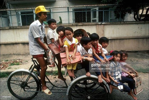 Bên cạnh xe đạp, xe máy thì xích lô là một trong số các phương tiện phổ biến được người Sài Gòn thập niên 90 lựa chọn.