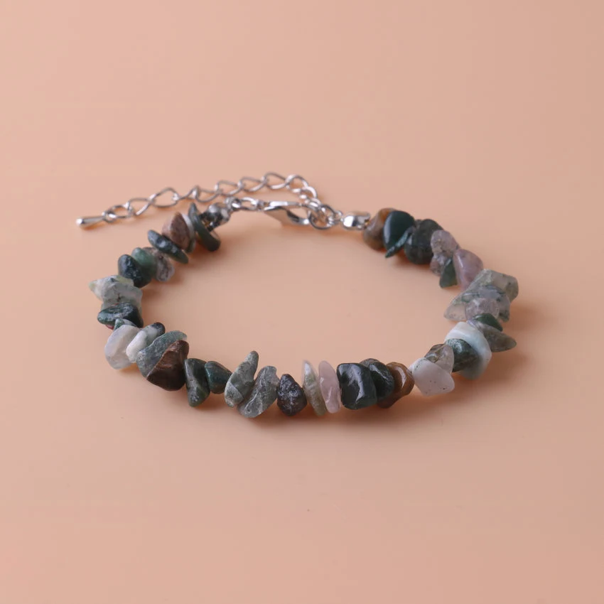 Pulseira feminina de cascalho natural. Design elegante e discreto. Para um visual natural e sofisticado. Abrace a beleza da natureza.